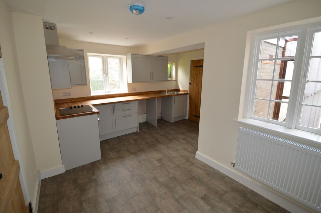 Property photo 2 of 12 Kitchen Property To Let In Compton