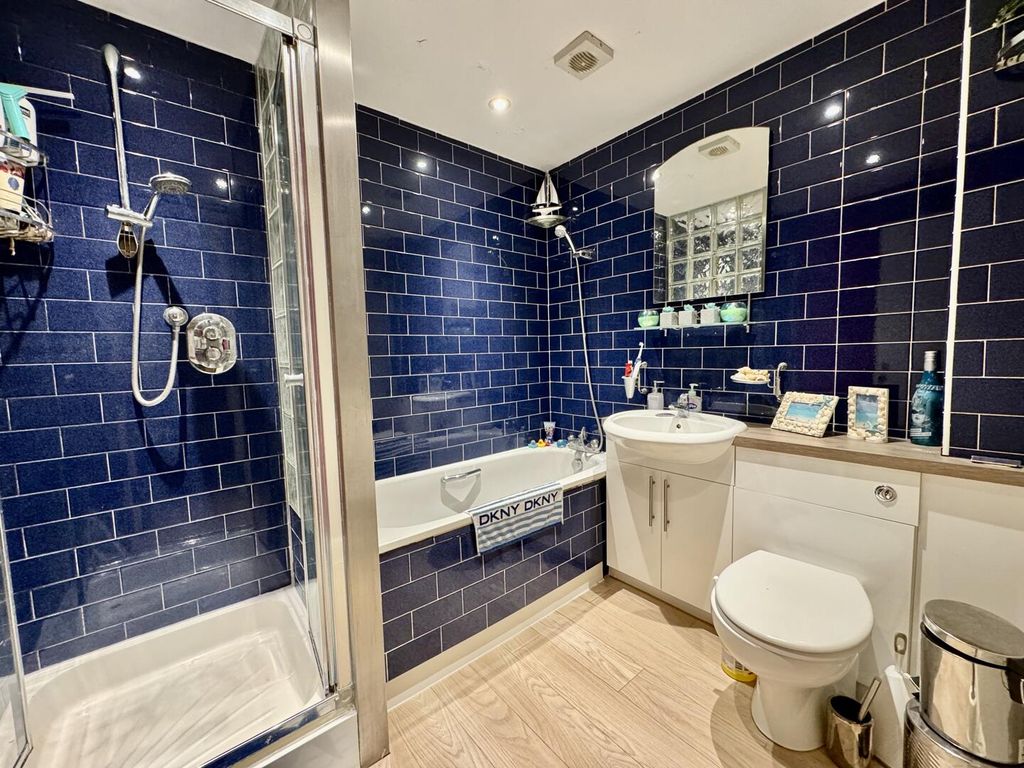 Property photo 3 of 11 Bathroom