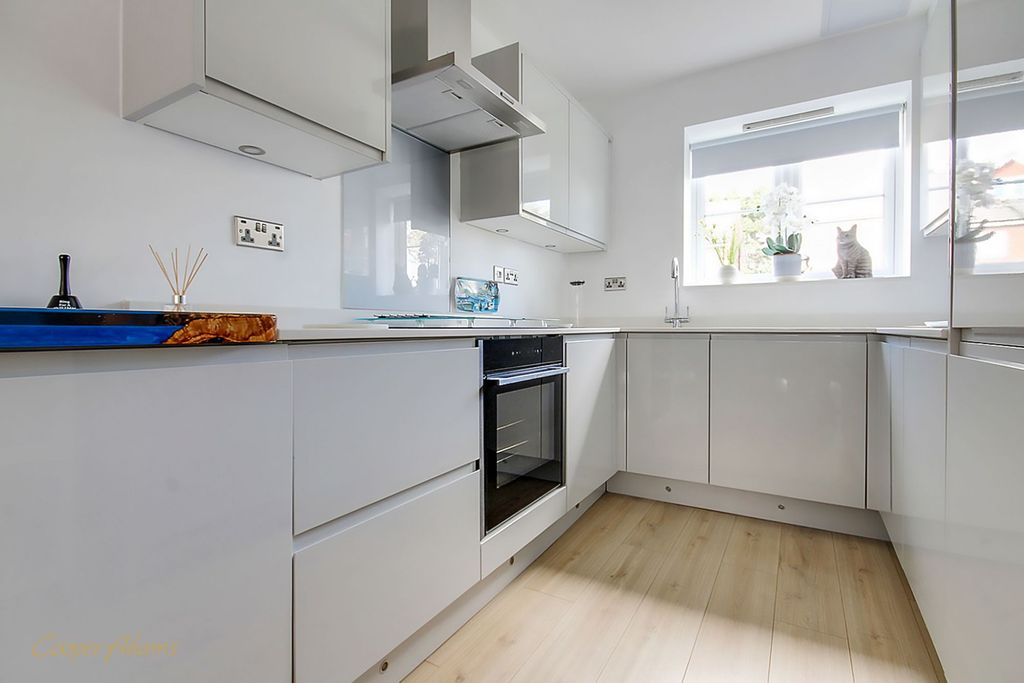 Property photo 3 of 14 Kitchen