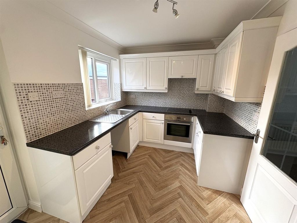 Property photo 2 of 11 Kitchen