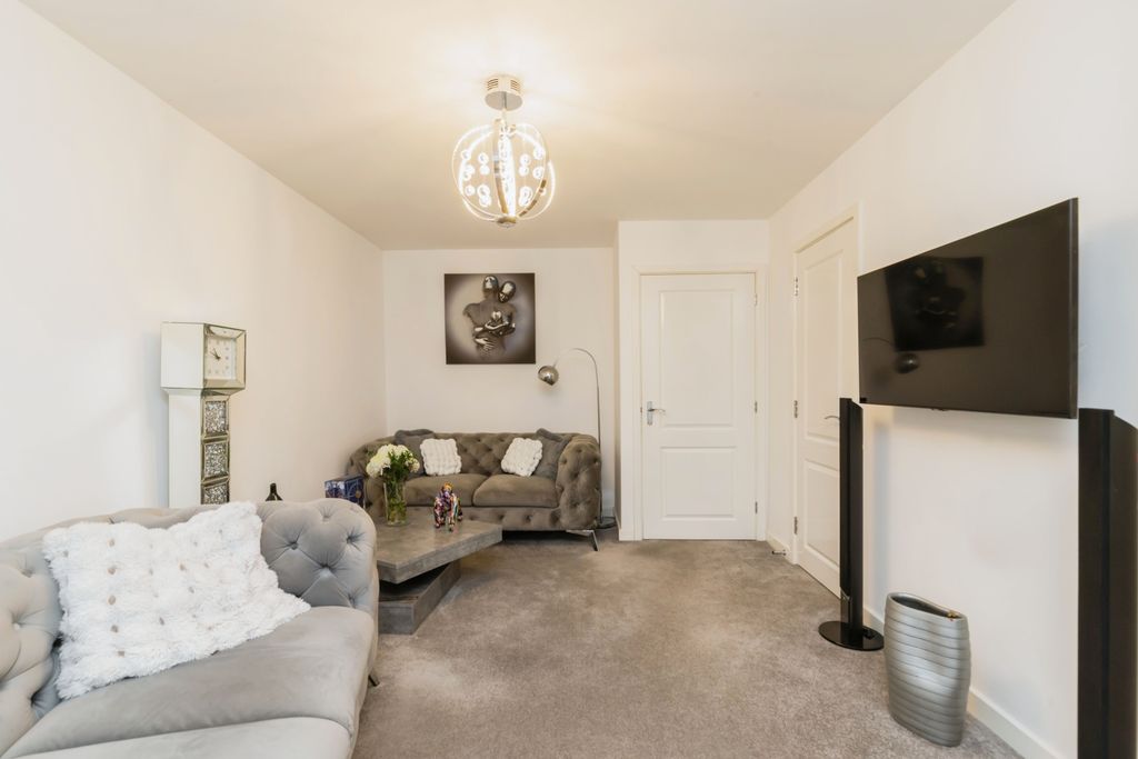 Property photo 3 of 17 Lounge