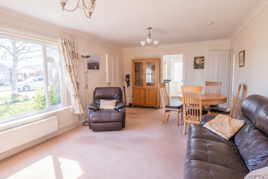 Property photo 3 of 15 Lounge / Diner