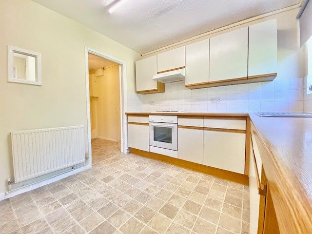 Property photo 3 of 11 Kitchen