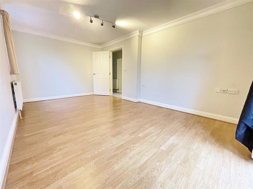 Property photo 3 of 16 Lounge