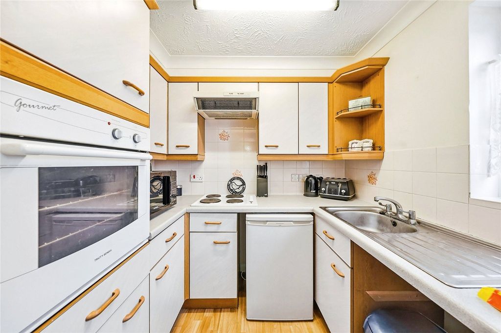 Property photo 3 of 11 Kitchen