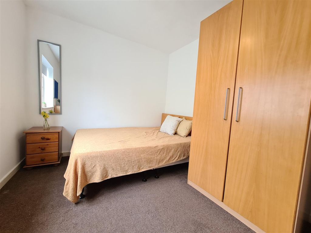 Property photo 3 of 13 Room 2