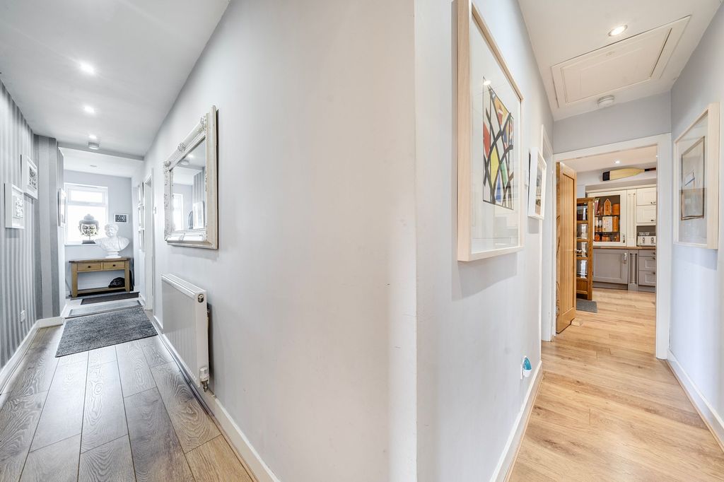 Property photo 3 of 25