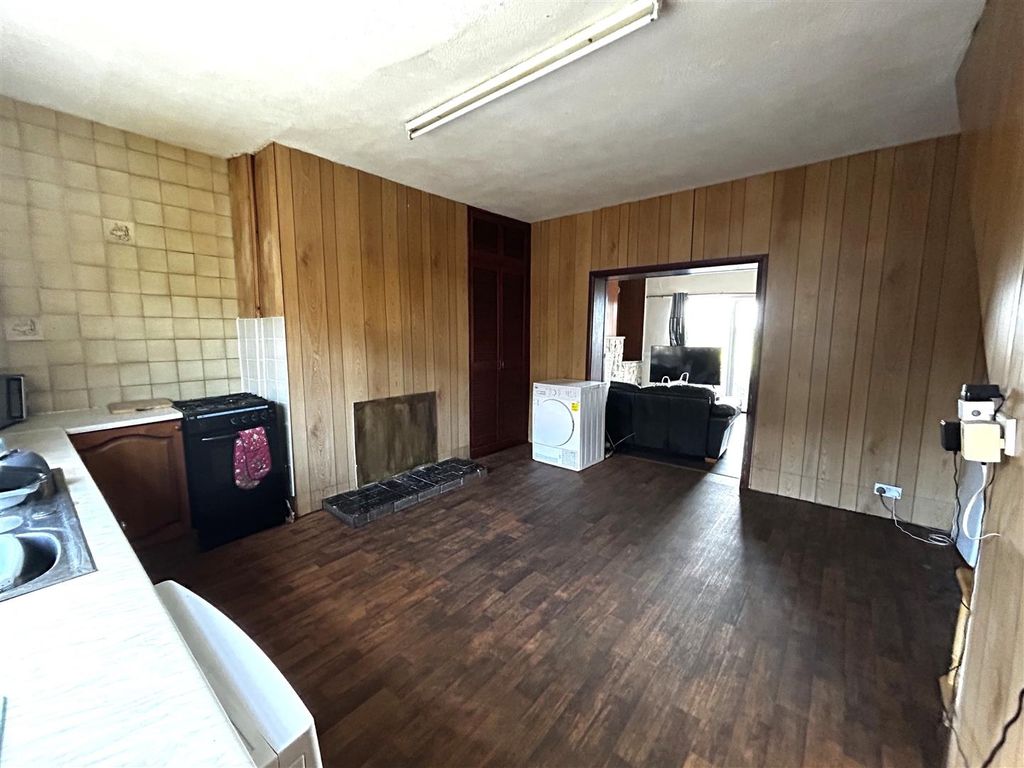 Property photo 3 of 7 Kitchen