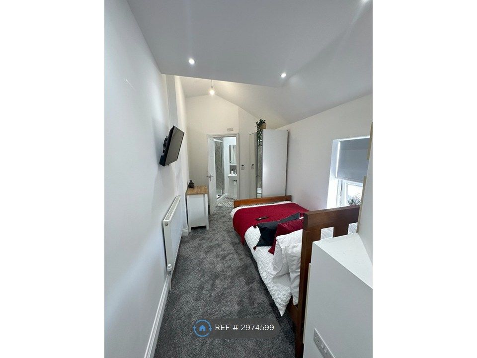 Property photo 3 of 6 Room 5
