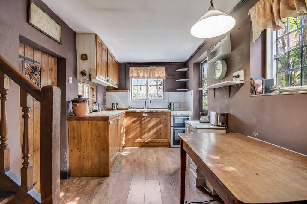 Property photo 3 of 10 Kitchen