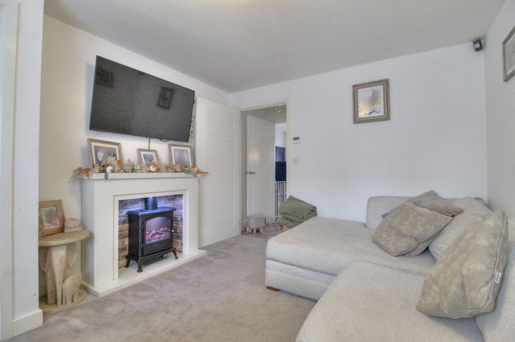 Property photo 3 of 16 Lounge