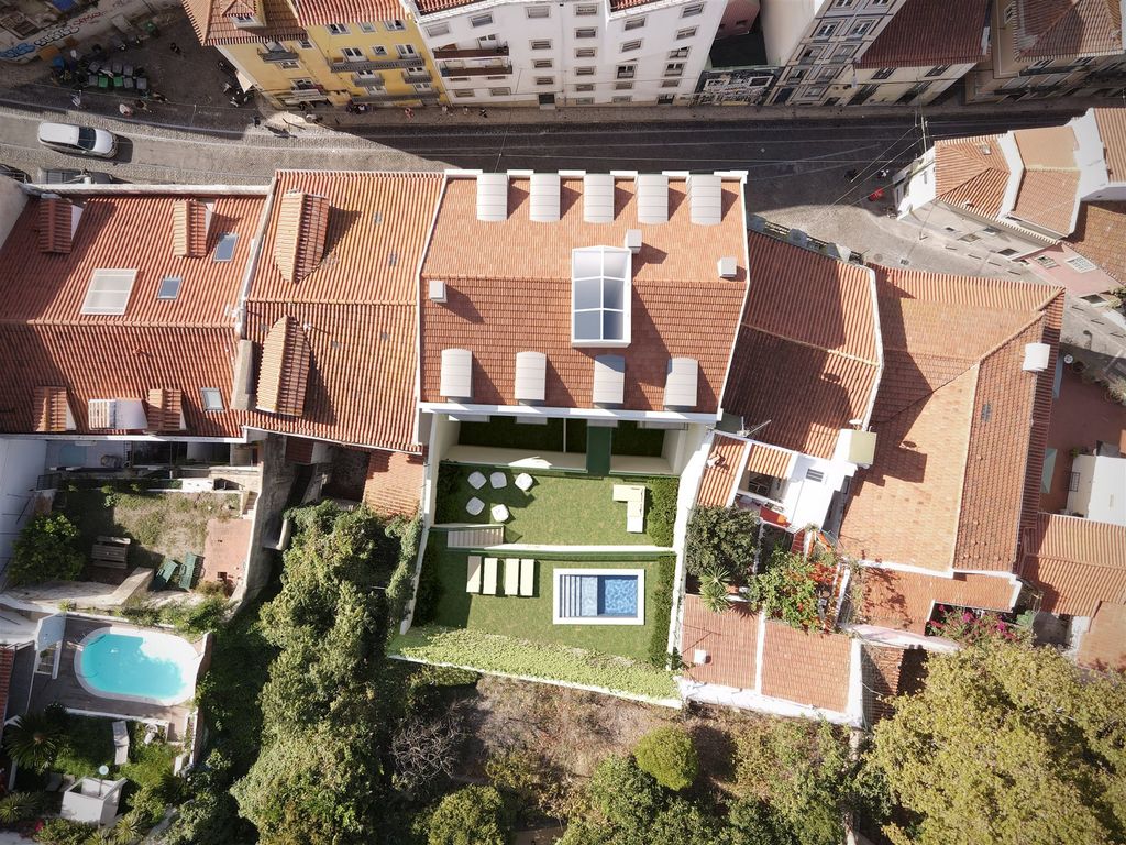 Property photo 1 of 11 T2 Apartment With Private Terrace In Graça, Lisbon