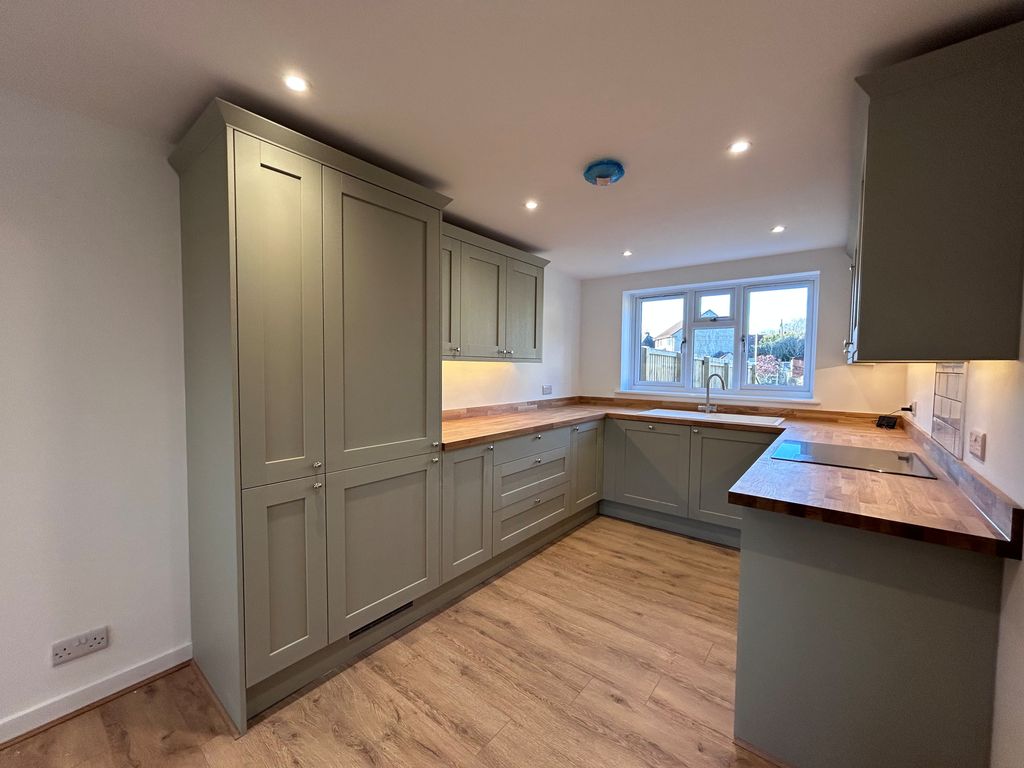 Property photo 2 of 8 Kitchen