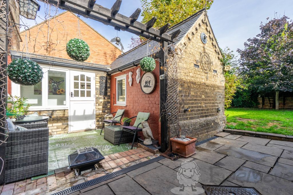 Property photo 2 of 16 Terrace To Garden
