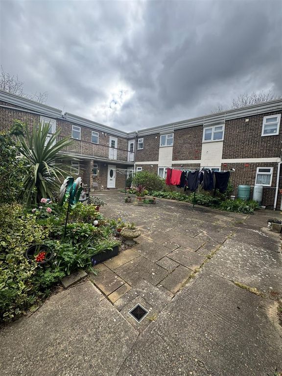 Property photo 3 of 7 Garden.Jpeg