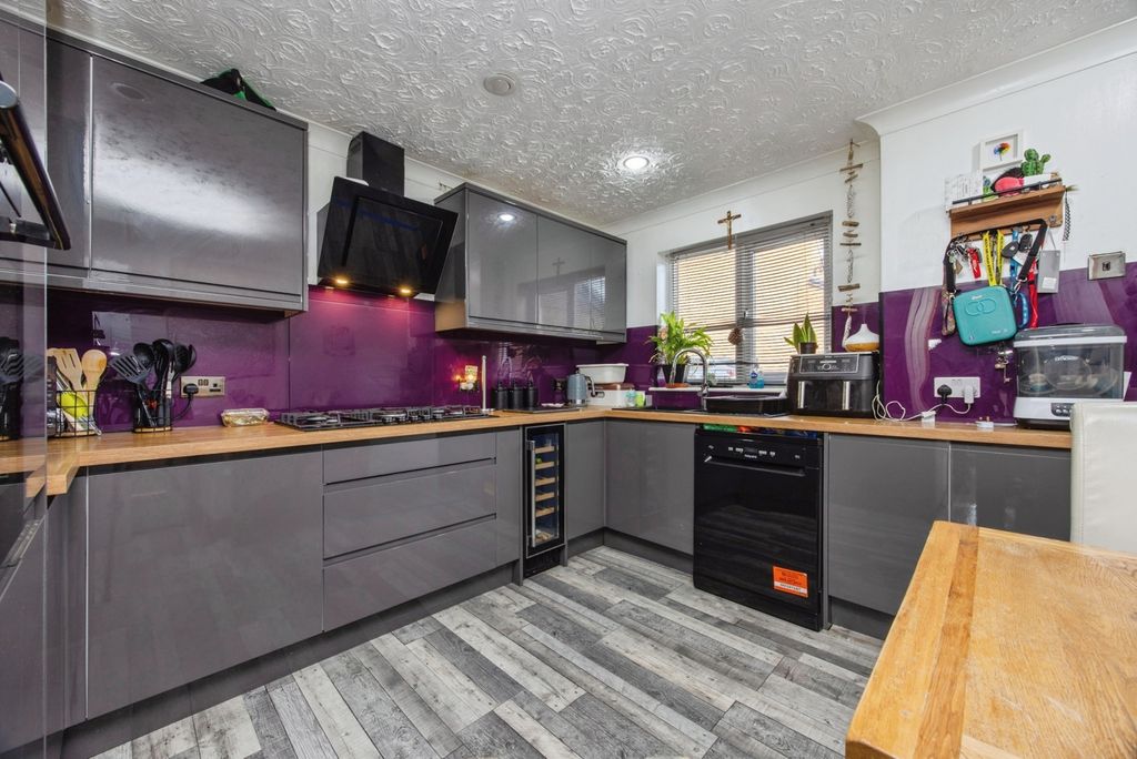 Property photo 3 of 12 Kitchen