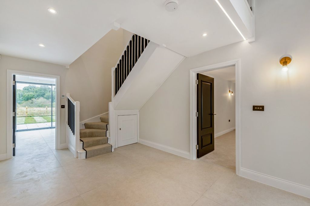 Property photo 2 of 17 Entrance Hall