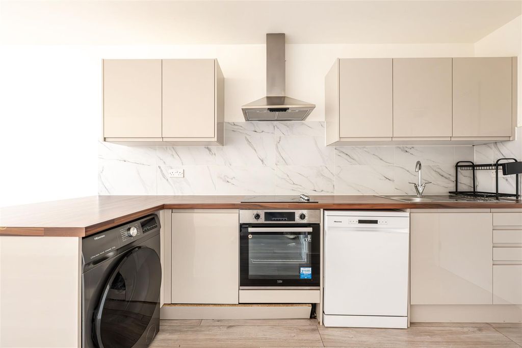 Property photo 2 of 9 Kitchen