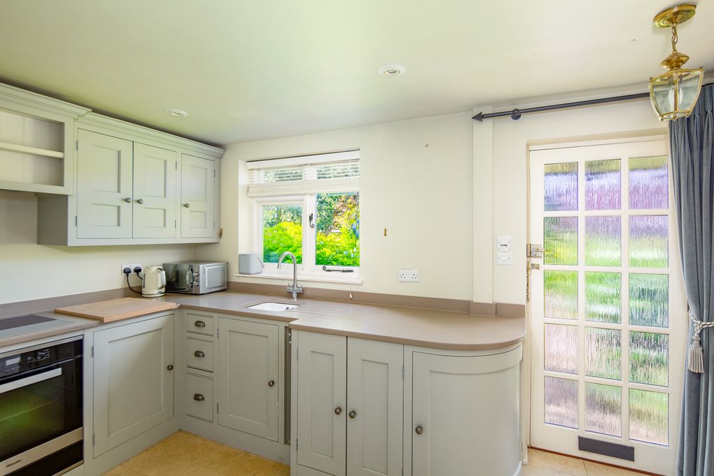 Property photo 3 of 19 Kitchen