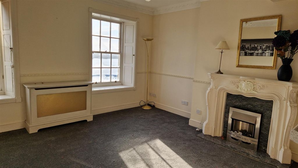 Property photo 3 of 9 5 Collingwood Mansions Lounge.Jpg