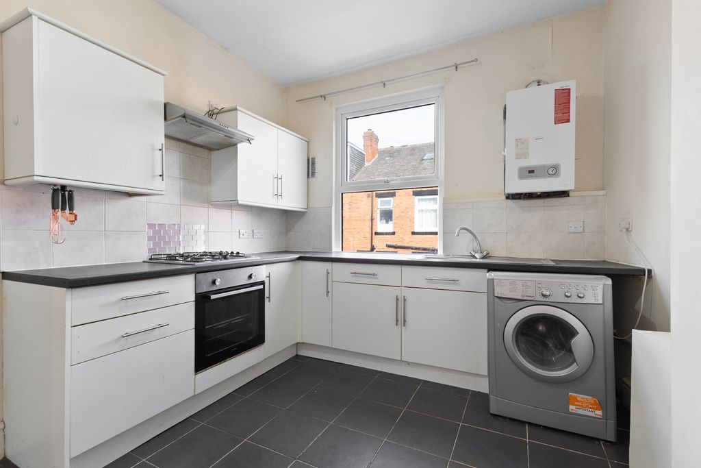 Property photo 3 of 17 Flat - Kitchen