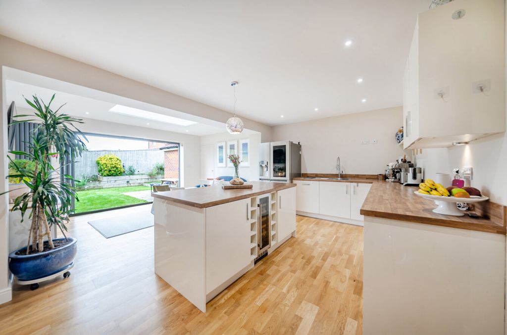 Property photo 2 of 27 Kitchen/Diner/Family