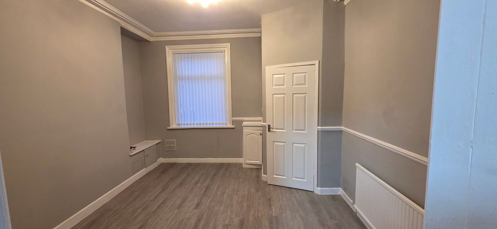 Property photo 2 of 11 Livingroom