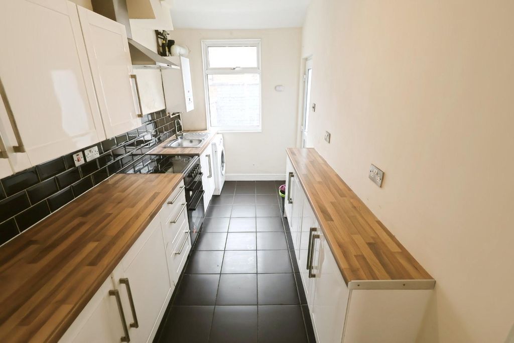 Property photo 2 of 9 Kitchen