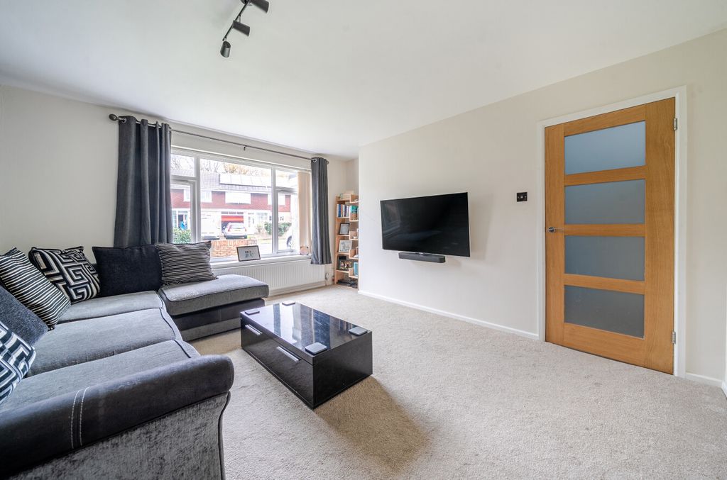 Property photo 2 of 10 1384175-11-692452...