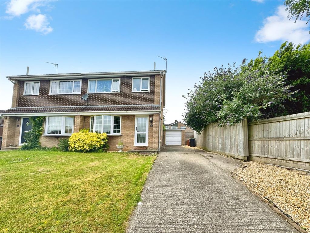 Property photo 1 of 18 Priory Close