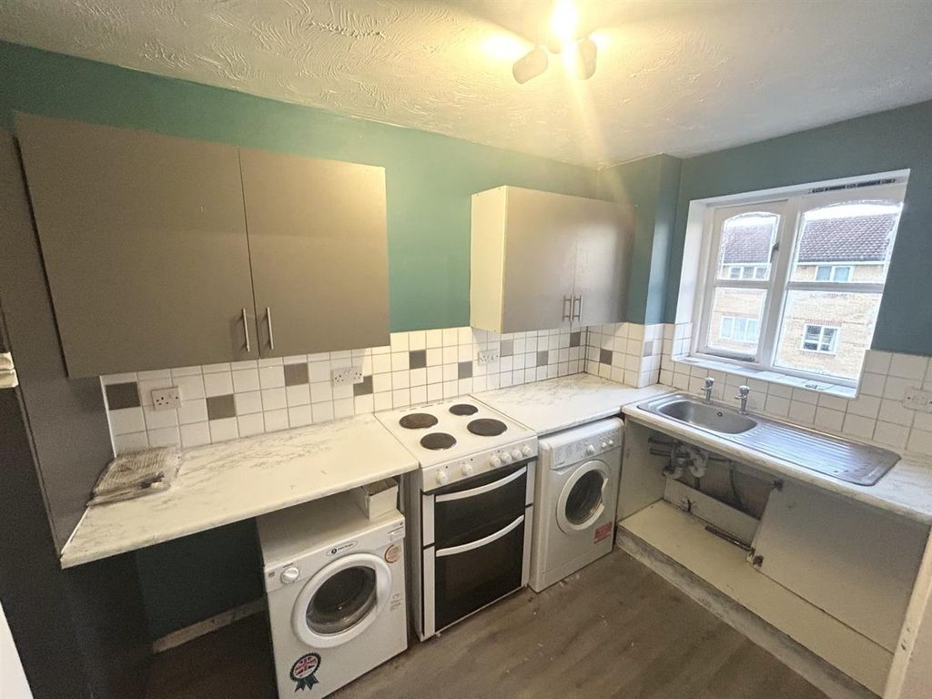 Property photo 2 of 5 Kitchen