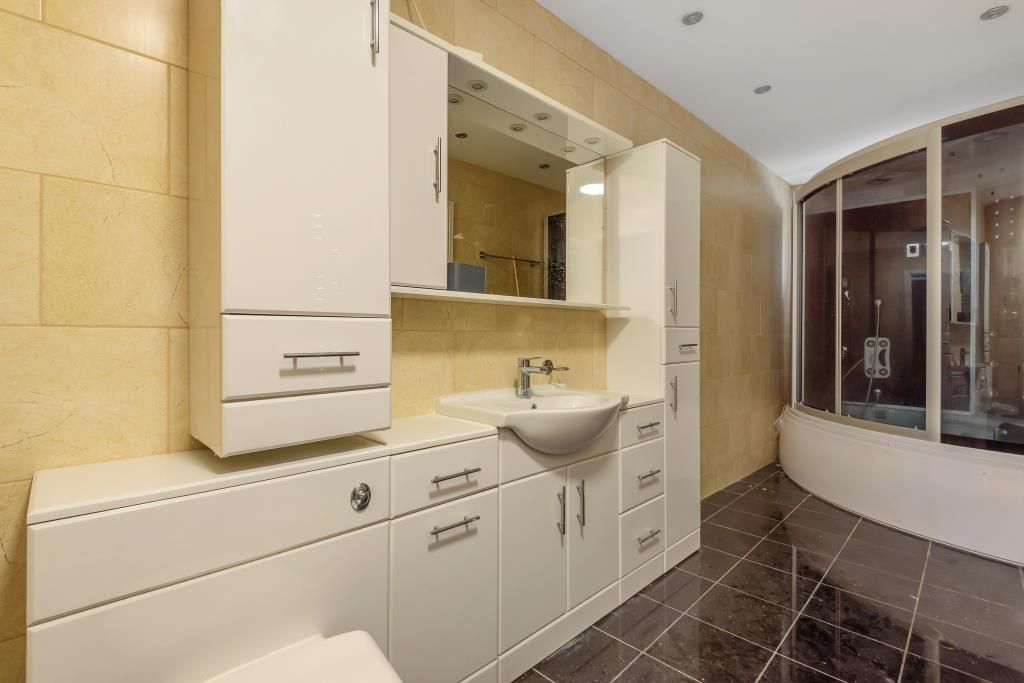 Property photo 2 of 10 Bathroom