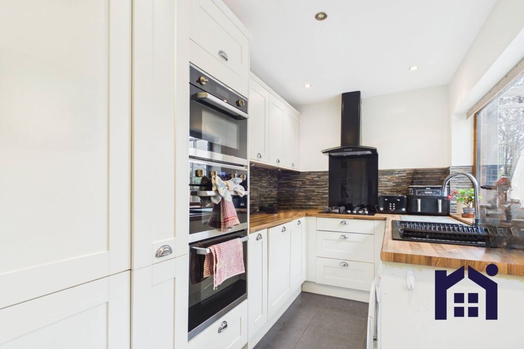 Property photo 2 of 14 Kitchen