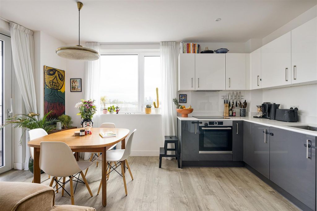 Property photo 2 of 23 Beck Square, E10