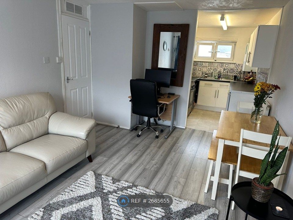 Property photo 3 of 12 Frontroom