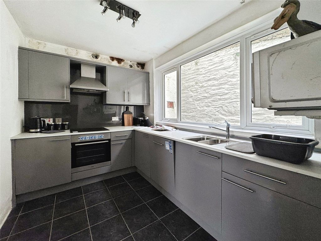 Property photo 3 of 22 Kitchen