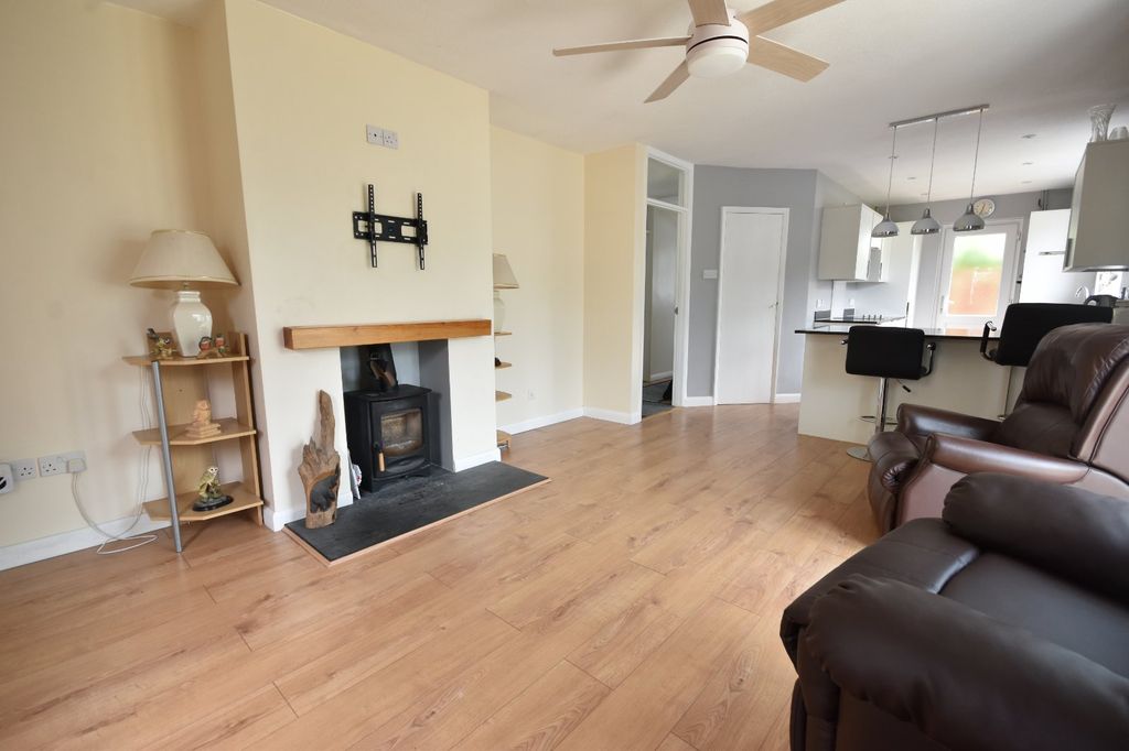 Property photo 2 of 17 Living Room/Kitchen