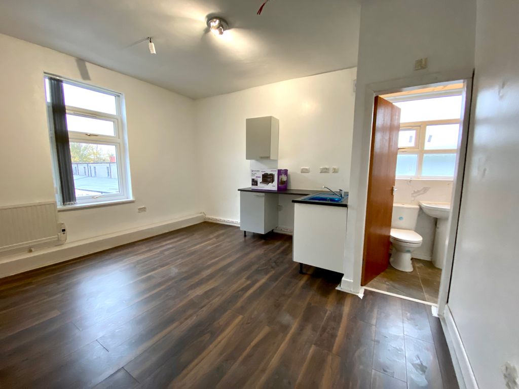 Property photo 1 of 3 Bedroom