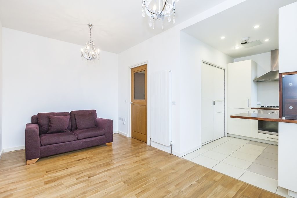 Property photo 2 of 14 Highbury Crescent