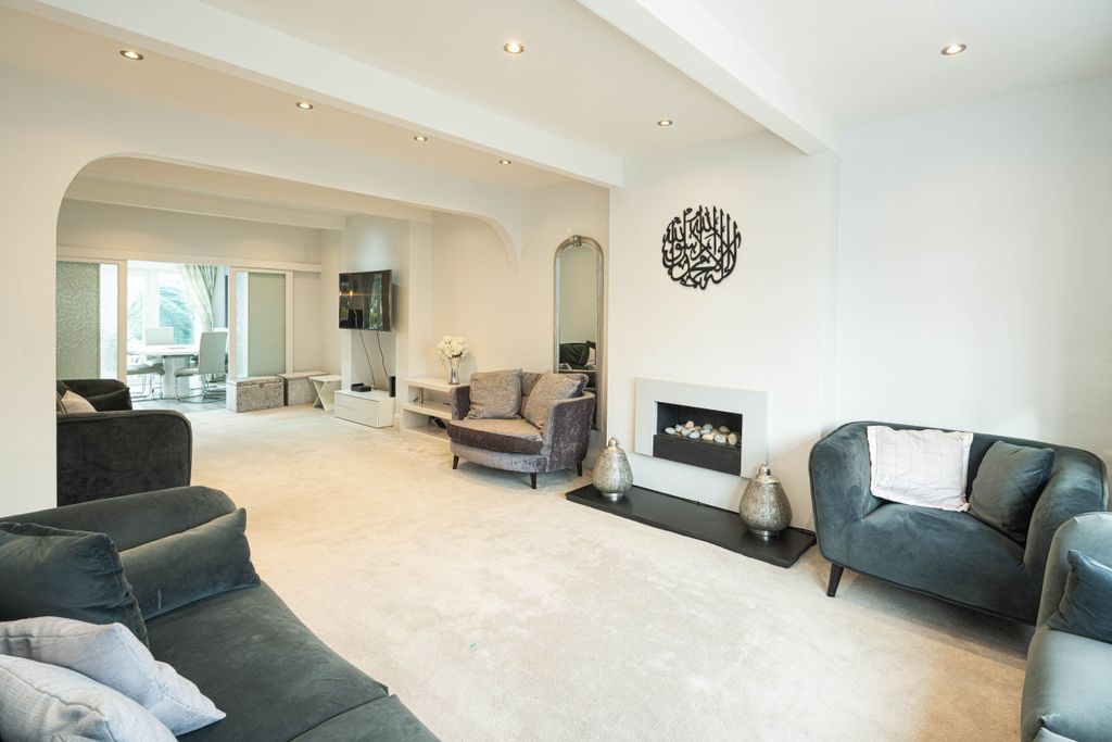 Property photo 3 of 32