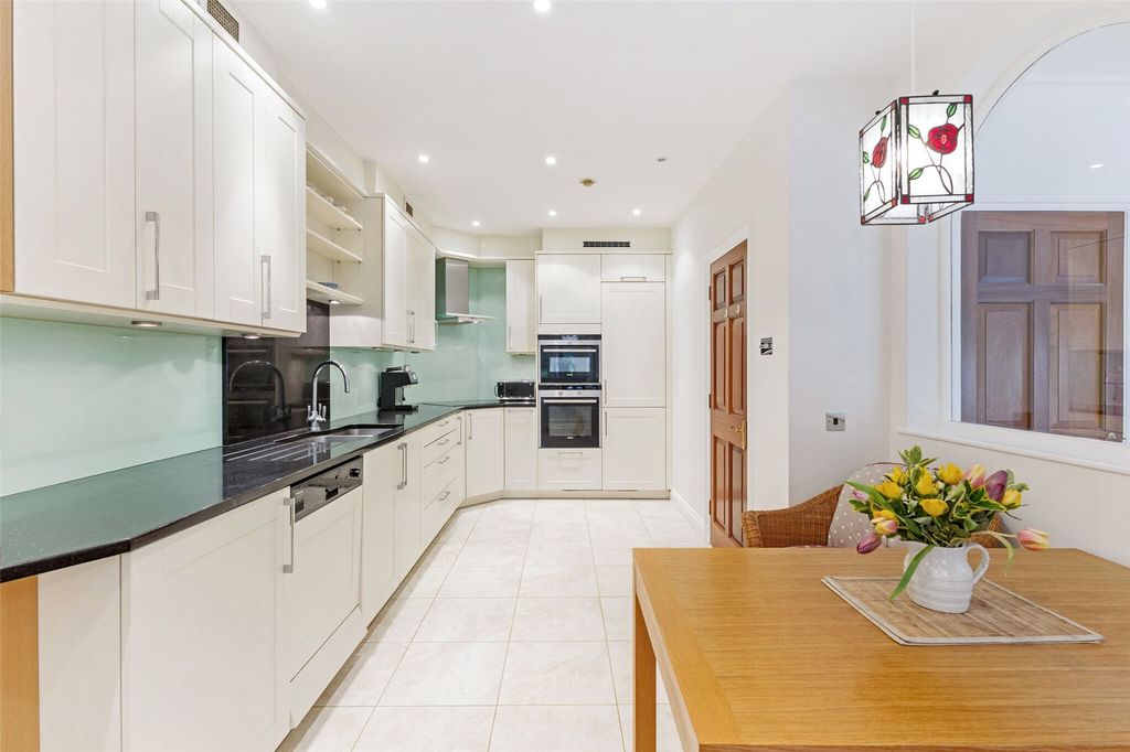 Property photo 3 of 14 Kitchen/Breakfast