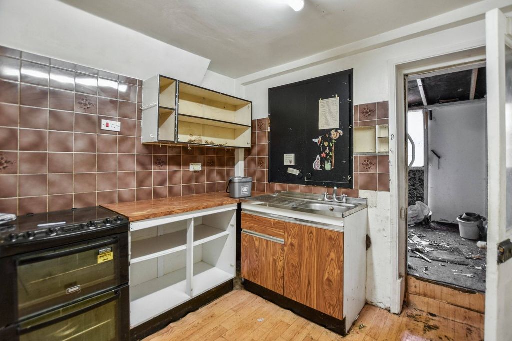 Property photo 2 of 19 18 Ronver Road, London, Se12 0Nj