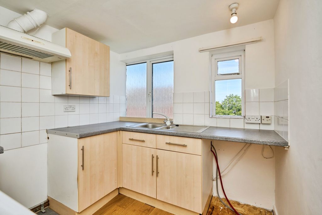 Property photo 3 of 10 Kitchen