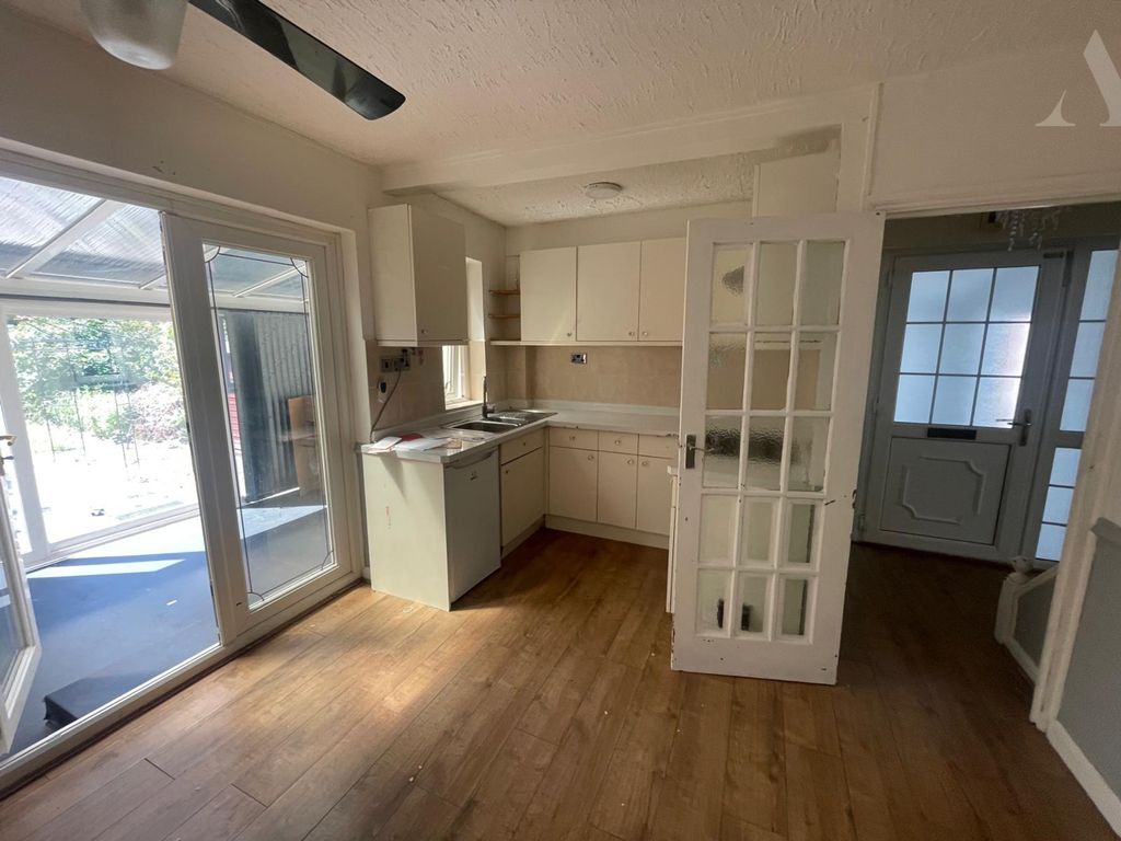 Property photo 3 of 12 Kitchen