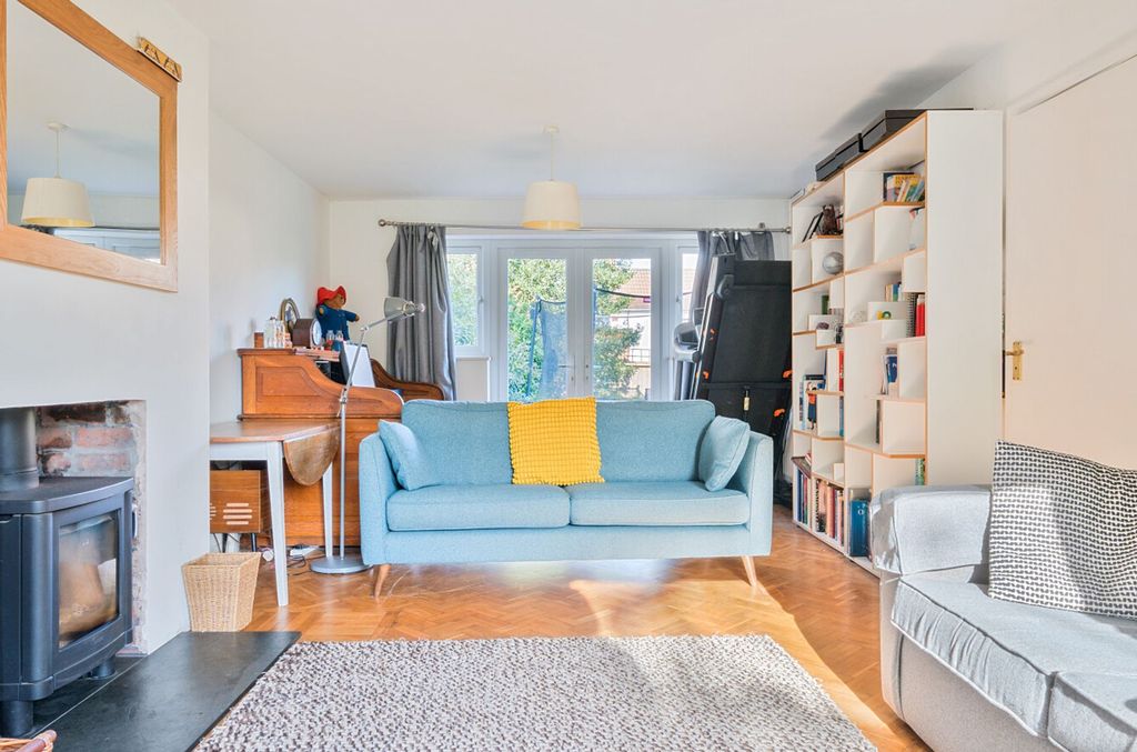 Property photo 2 of 19 Lounge