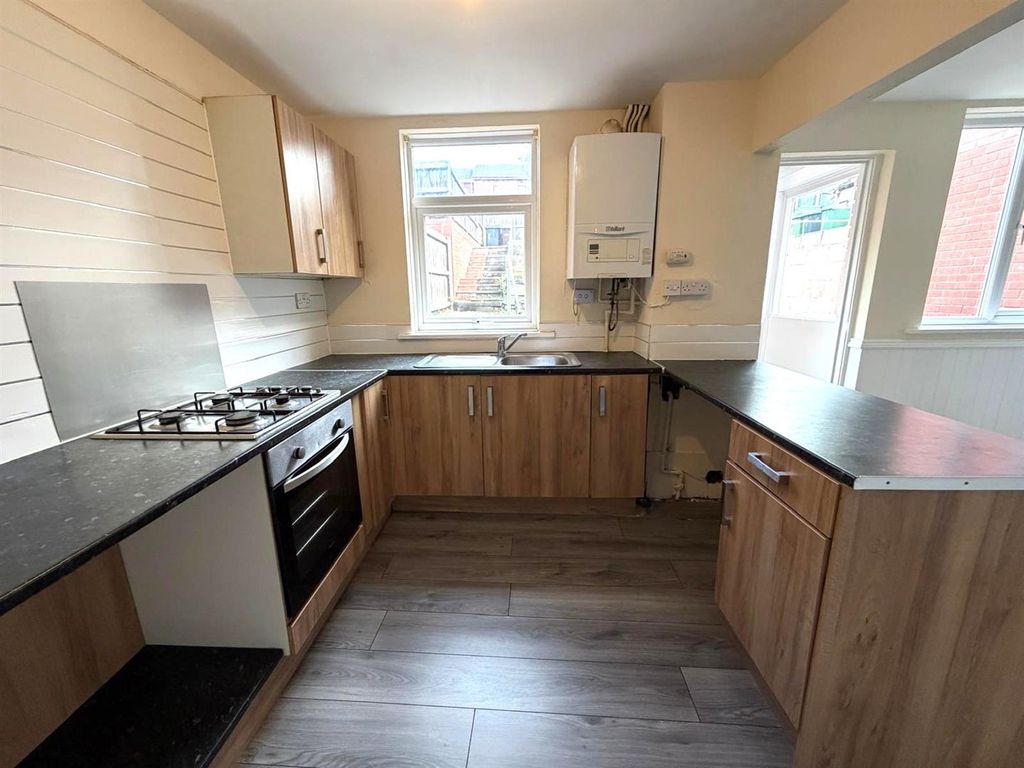 Property photo 3 of 17 Kitchen 1