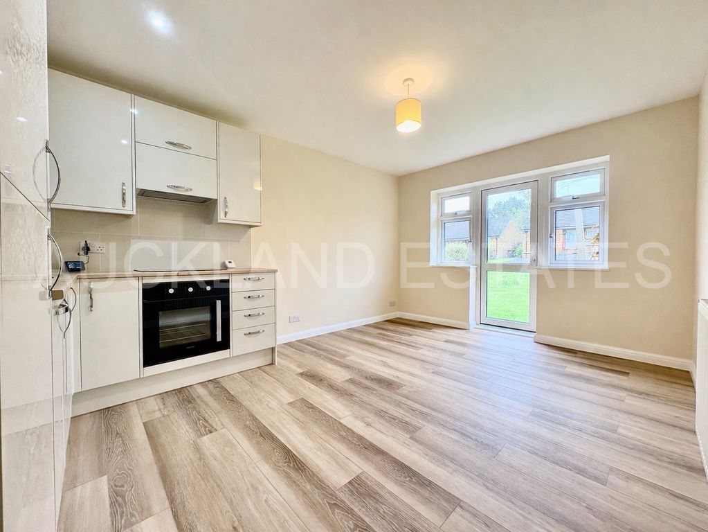 Property photo 3 of 19 Image00010