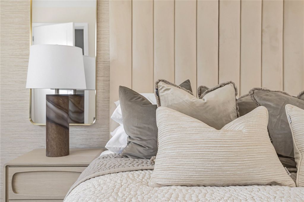 Property photo 2 of 6 Bedroom