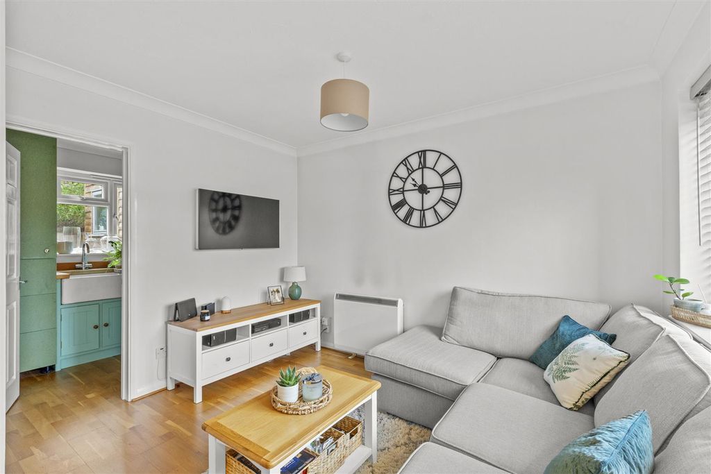 Property photo 3 of 15 16 Old Coach Drive, Hp11 1As-5.Jpg