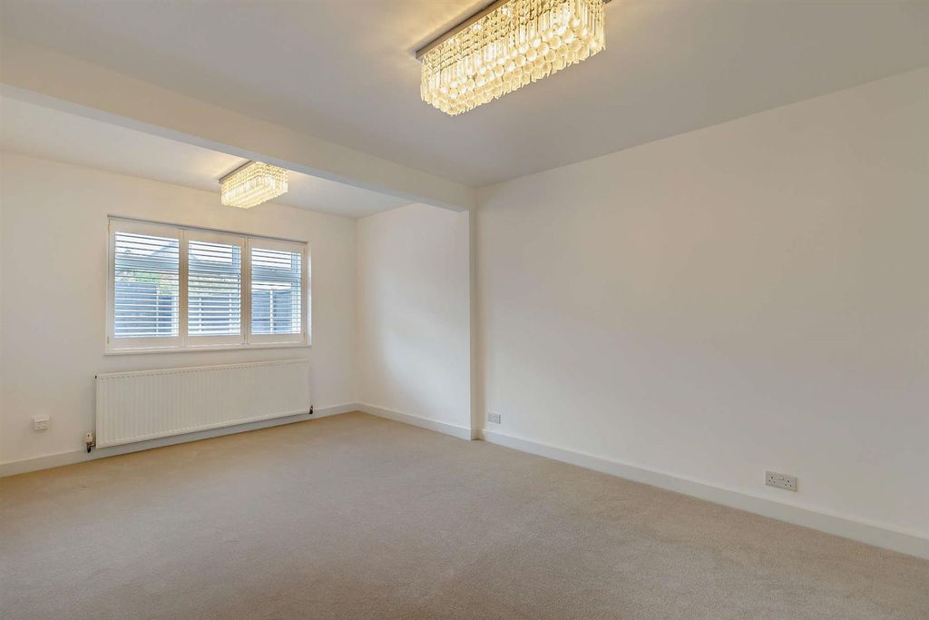 Property photo 3 of 16 8695482-Interior04-800.Jpg